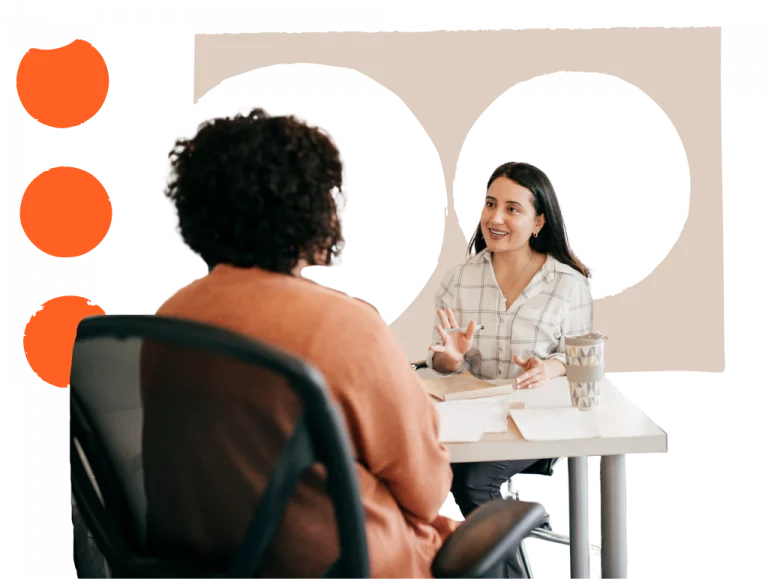 Zwei Personen im Gespräch über Fit-Faktoren wie Arbeitsweise, Team-Harmonie und Prioritäten im MatchLytics Assessment