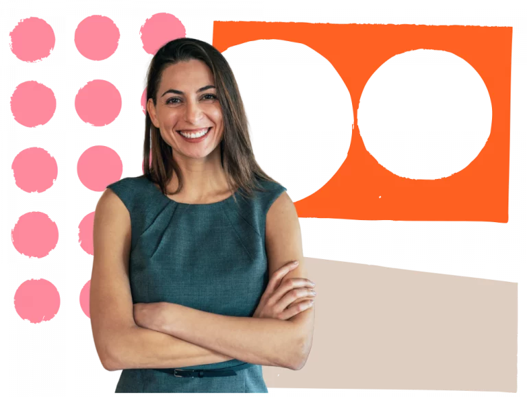 Selbstbewusste Führungskraft lächelt mit verschränkten Armen.