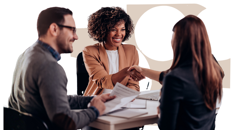 Bewerbungsgespräch mit Handschlag zwischen Recruiterin und Kandidatin.