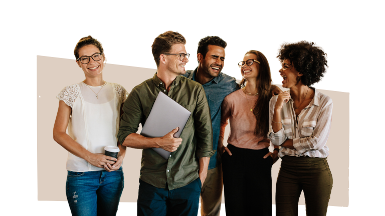 Fünf Kolleg:innen gehen gemeinsam lachend im Büro.