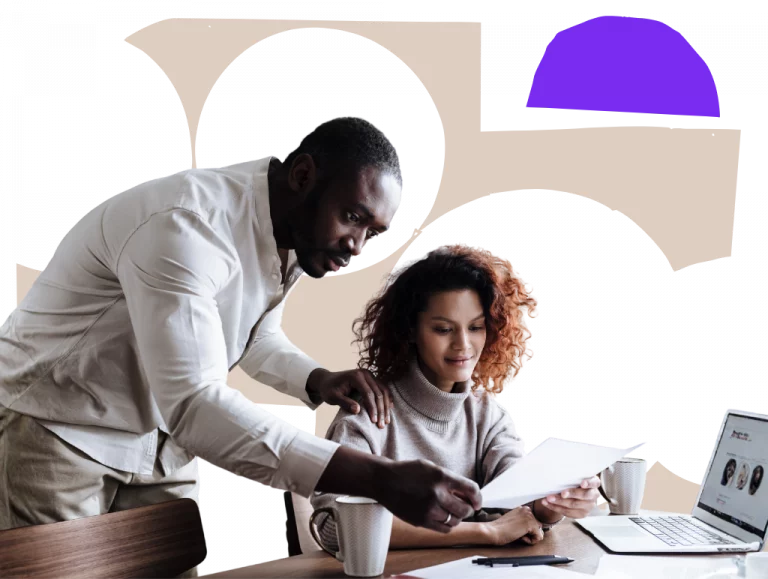 Kolleg:innen prüfen gemeinsam Dokumente am Laptop.