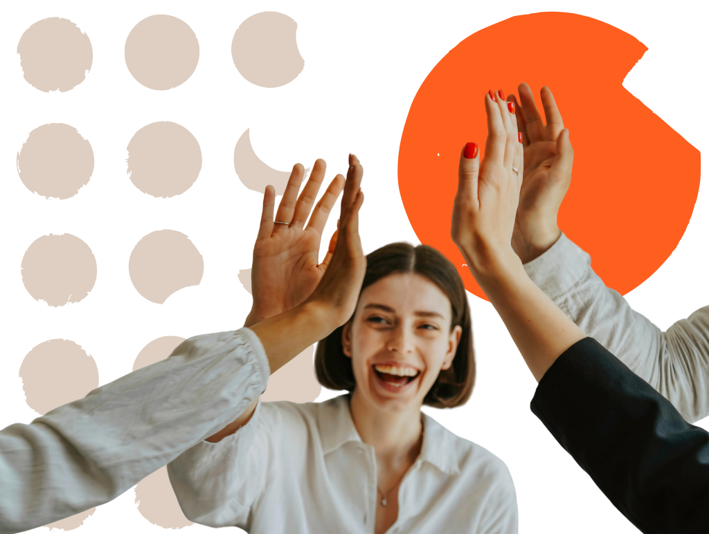 Team feiert Erfolg mit High-Five im Büro.