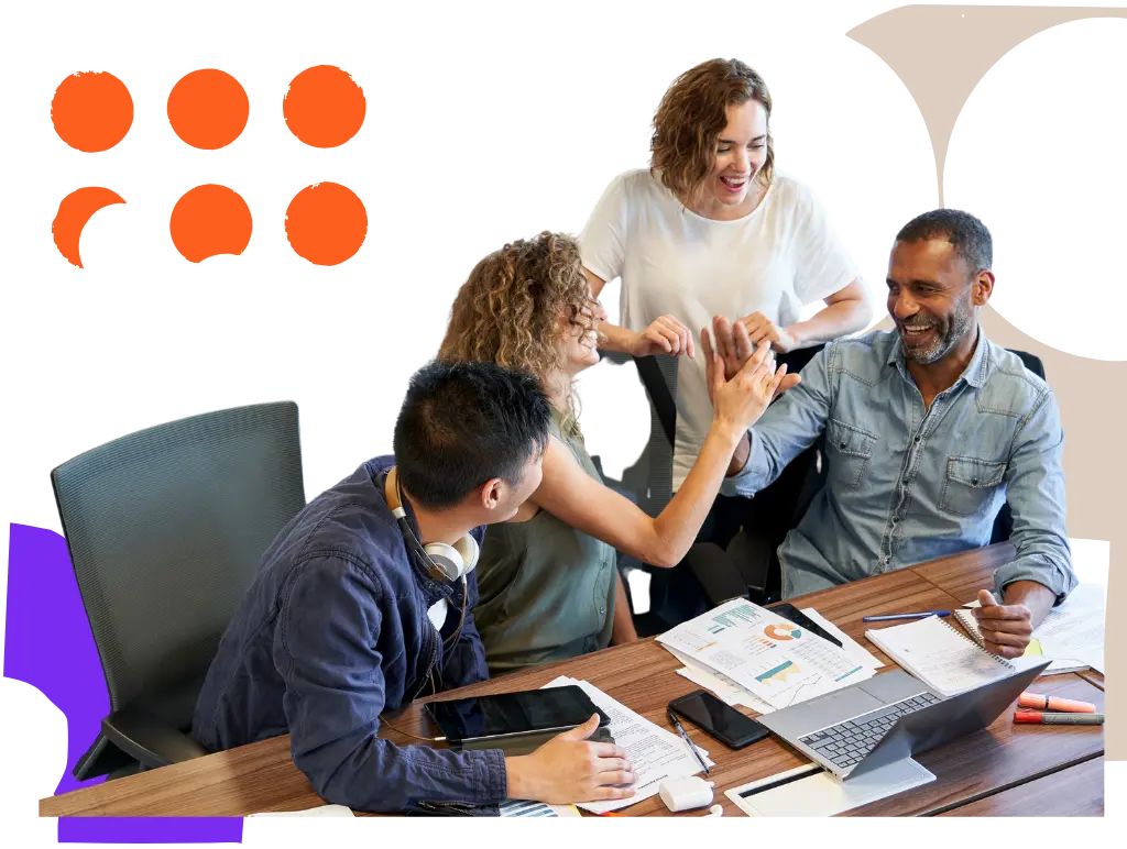 Team teilt Ergebnisse und feiert Zusammenarbeit mit High-Five.